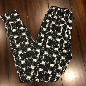 Buttery soft OS and Plus leggings! Soft as Lularoe